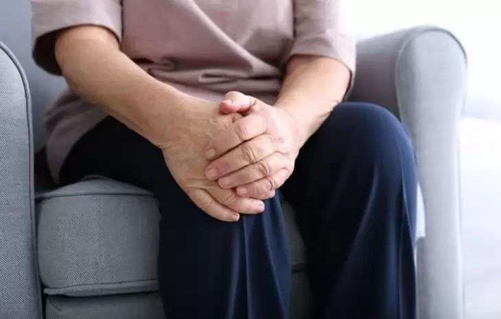 آرتروز زانو در زنان با چه علائمی همراه است